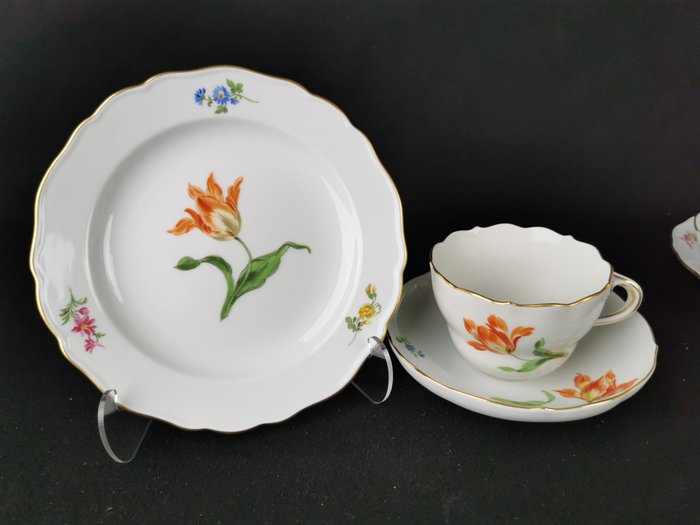 Meissen - 杯子和碟子 (3) - Blume 大号咖啡杯和两个 1/2.Wahl 盘子
