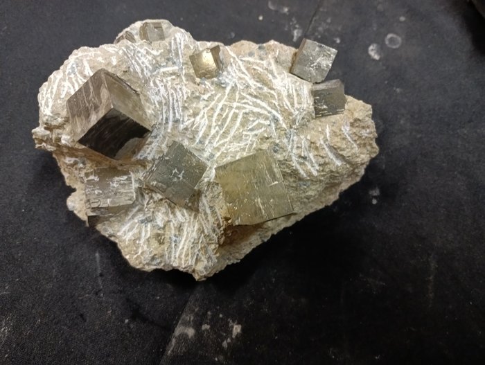 pyriet Mineralencollectie - Hoogte: 8 cm - Breedte: 14 cm- 800 g - (41)