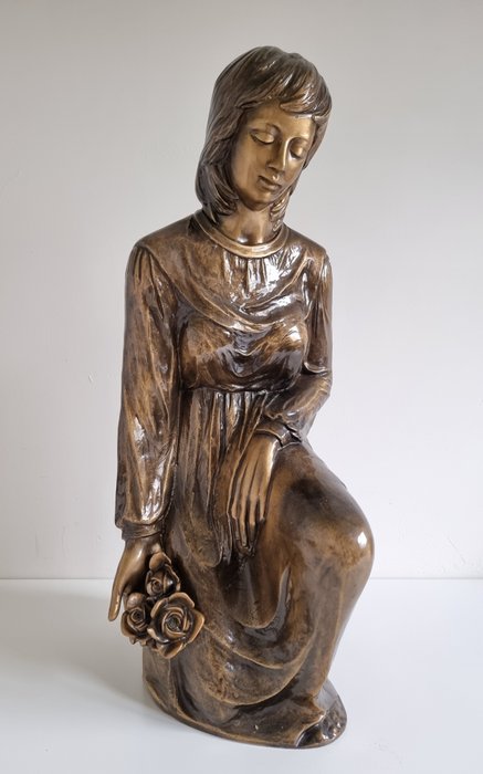 雕塑, Gedetailleerd groot bronzen beeld, meisje met bloemen - 11 KILO - 58 cm - 黄铜色