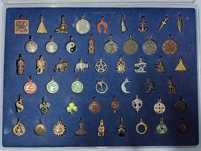 Thematische Sammlung - 50 Amulette der Welt.