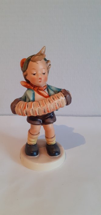 Goebel - M.I.Hummel - Figurină - M.I.Hummel beeldje Nr 185 " Accordeon Boy " #TMK 6 -  (1) - Porțelan