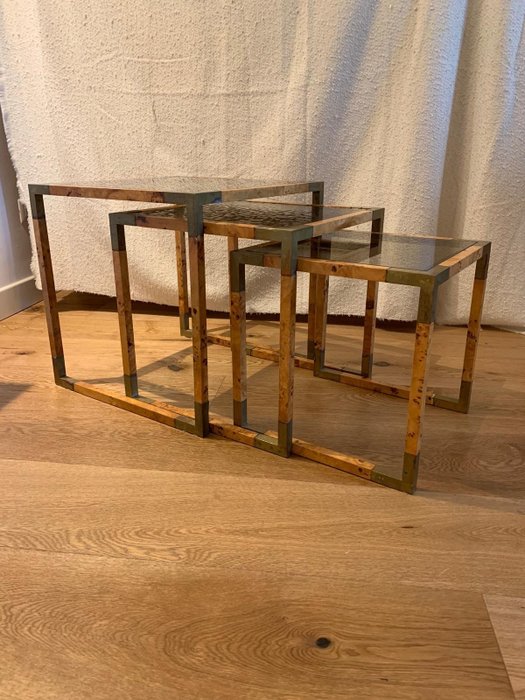 Nesting tables - 三件套桌，材質為黃銅、玻璃和石楠木。
