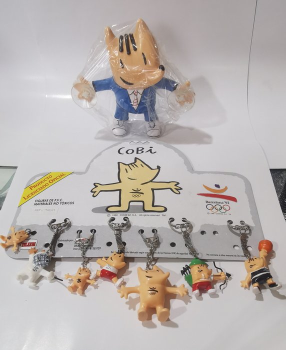 Olympische Spiele - 1992 - Mascot, Lot von 8 verschiedenen Figuren des Cobi-Maskottchens und 1 Mütze von den Olympischen Spielen in 