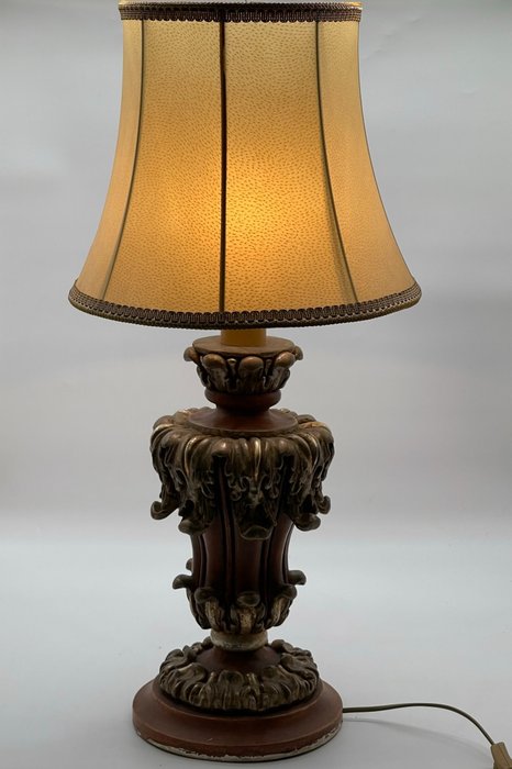 Bordlampe - historimus bordlampe med krøllede dekorationer - Materiale