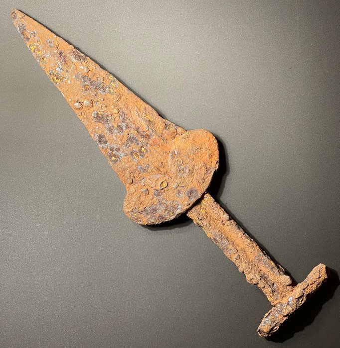 斯基泰人 鐵 著名的 Akinakes-古典古代匕首-短劍。擁有奧地利出口許可證。