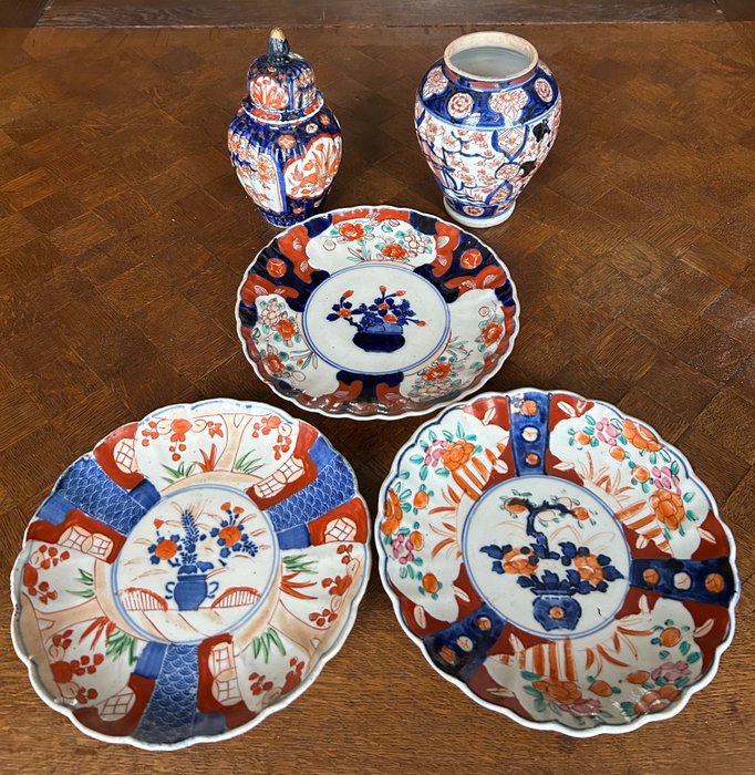 Imari Teller und Vasen - Porzellan - Japan - Meiji Periode (1868-1912)