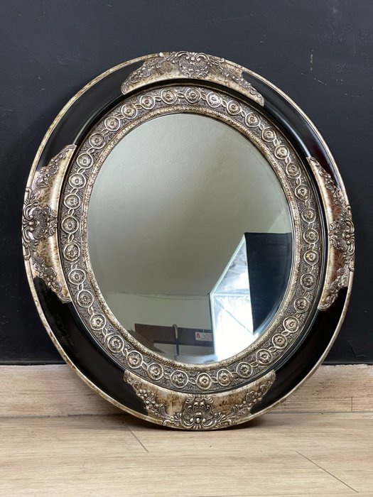 Espejo- Espejo con marco de madera y espejo con corte facetado.  - Marco de madera, espejo tallado facetado.