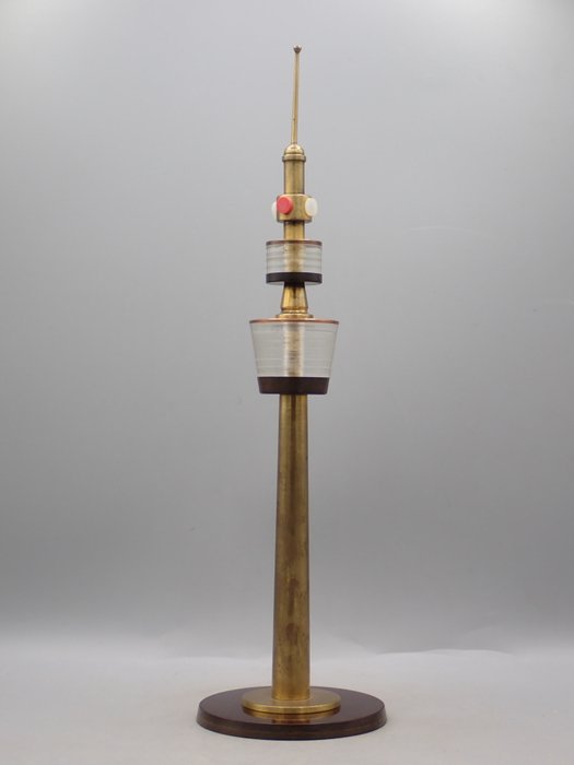 Figur - Model of a television tower - Bakelit, Messing, Plastik