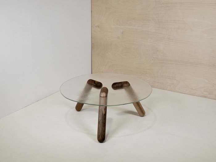 glass side table -sand fused glass - walnut wood legs - Maarten Baptist - Stolik boczny - Stół LEGG 60 cm - Drewno, Szkło, orzech włoski