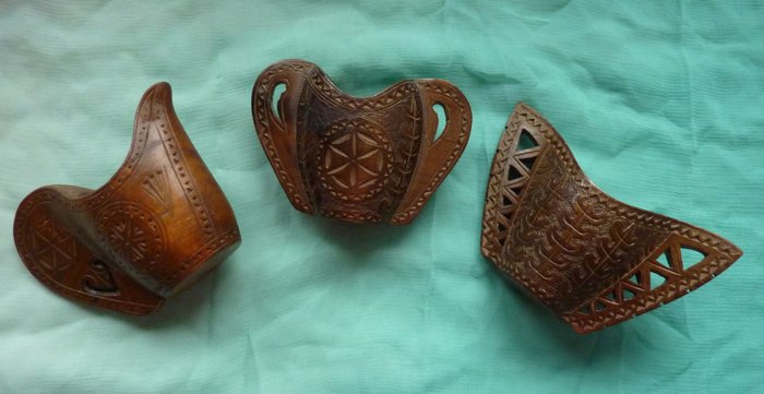 Drei Rahm- oder Sahneschöpfer, von Hand geschnitzt, alpenländisch um 1975, Volkskunst - Holz - Bekerglas (3) - Okkernoot?