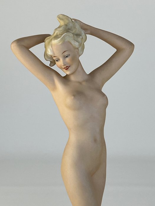 Schau Bach Kunst - Kurt Steiner - 小雕像 - Mujer desnuda sosteniéndose el cabello - 瓷器
