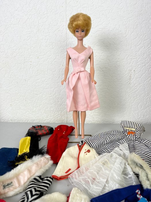Mattel  - Muñeca Barbie Bubble Cut mit viel Original Bekleidung - 1950-1960