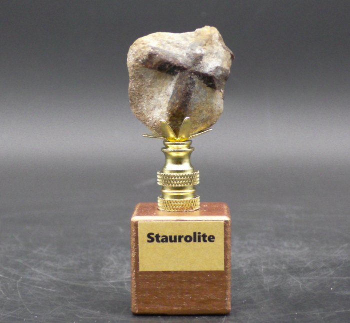 Amuleta rar în cruce naturală Staurolit pe suport din alamă placată cu aur - Ajutor în călătoriile Specimen - Înălțime: 8.5 cm - Lățime: 3.5 cm- 49 g