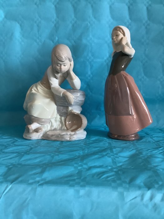 Nao by Lladró - 小雕像 - Triste lechera y Joven con pañuelo blanco  (2) - 瓷器