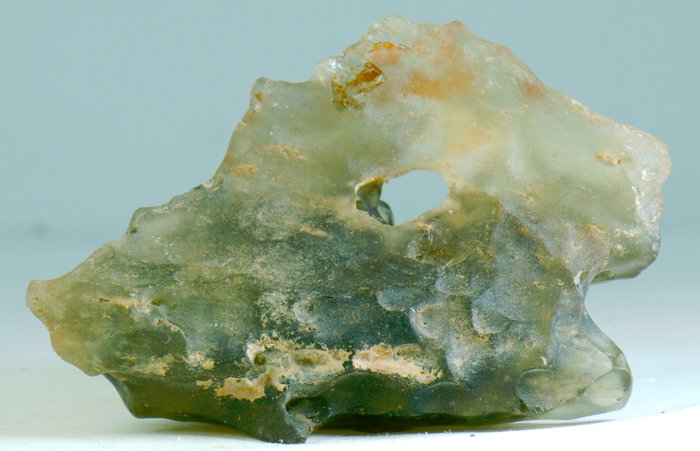 利比亞玻璃 罕見的帶孔雙音範例 - 高度: 80 mm - 闊度: 50 mm - 79 g
