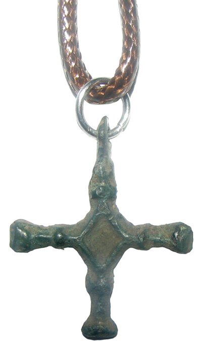 Μεσαιωνική, εποχή σταυροφόρων Μπρούντζος, κρεμαστός σταυρός. 9ος έως 11ος μ.Χ.- Σταυρός - 25 mm  (χωρίς τιμή ασφαλείας)