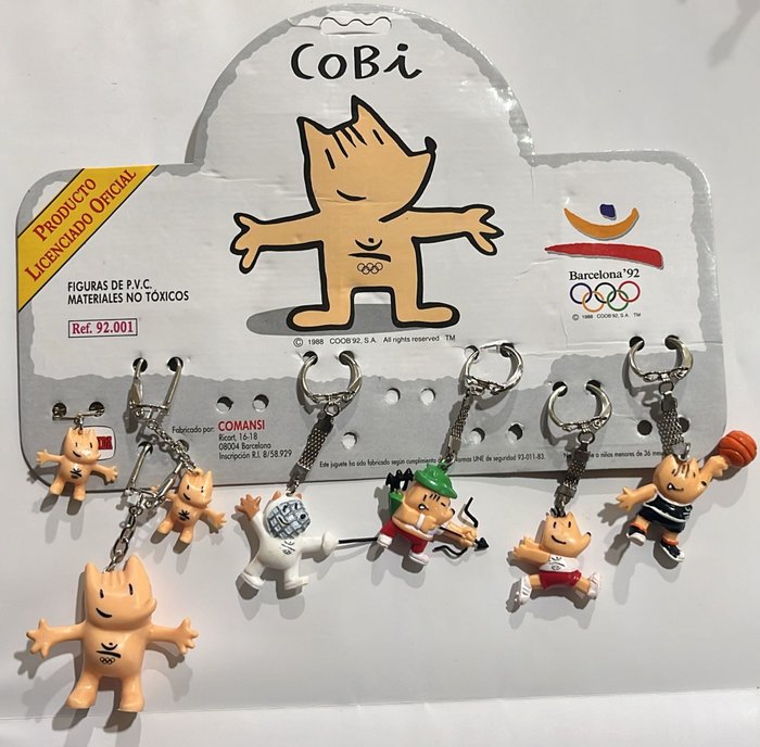 Olympische Spiele - 1992 - Mascot, Lot von 7 verschiedenen Schlüsselanhängern des Cobi-Maskottchens und 1 Mütze von den Olympischen 