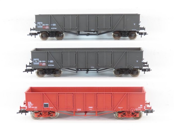 Fleischmann H0 - 95 5730/83 5264 - Model wagonu towarowego (3) - Trzy 4-osiowe ciężarówki z otwartą skrzynią, brązowa i czarna - SNCF