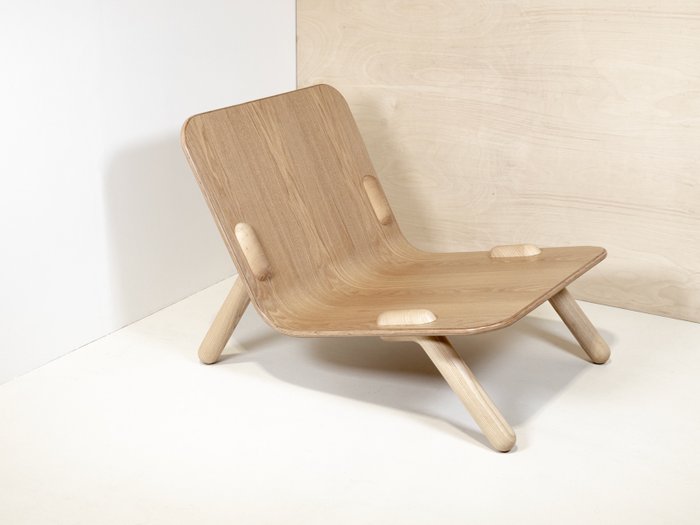 Ash wood plywood - numberd producion - ash wood legs - Maarten Baptist - Chaise longue - Chaise basse LEGG - Contreplaqué, Pieds en frêne massif et placage en frêne