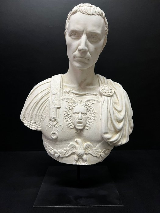 Escultura, Busto di Giulio Cesare - 46 cm - pó de mármore