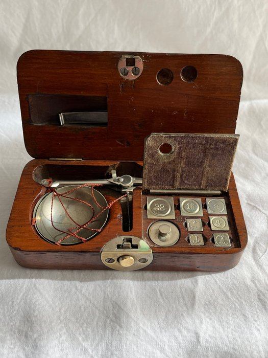 带砝码 + 秤的克拉盒 - 木, 白色金属 - 1900–1930