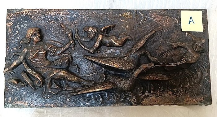 Reliëf, scena mitologica - Venere su carro trainato da due cigni - larghezza 46 cm - 22 cm - Brons