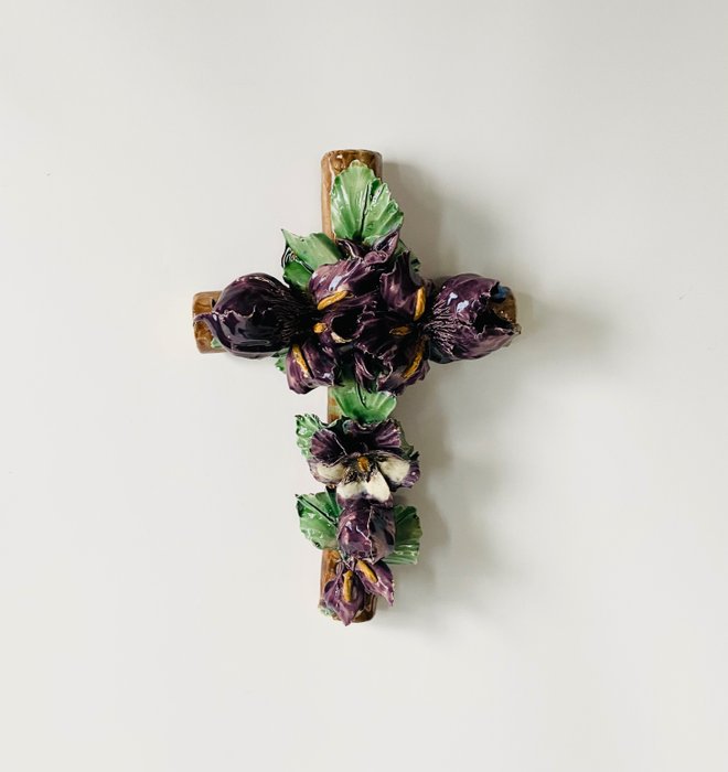 Kristne genstande - Antik fransk barbotin majolica kors med stedmoderblomster - Majolika - 1850-1900