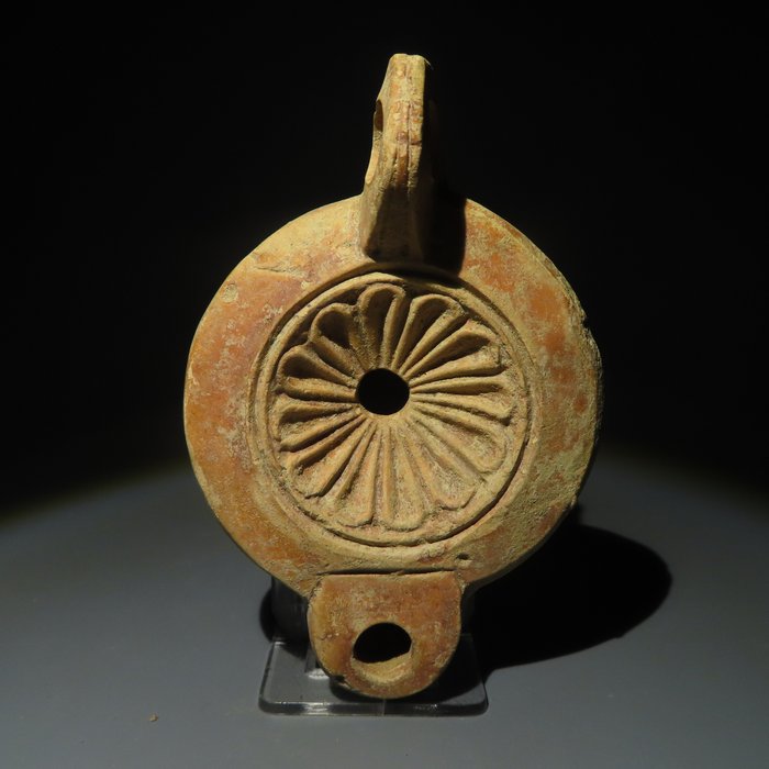 Romain antique Terre cuite Lampe à huile. Ier-IVe siècle après JC. 11 cm de longueur.