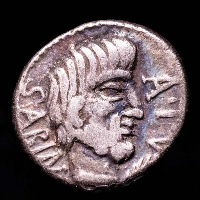 Romeinse Republiek. L. Titurius L.f. Sabinus, 89 v.Chr.. Denarius Rome - Tarpeia buried to waist in shields  (Zonder Minimumprijs)