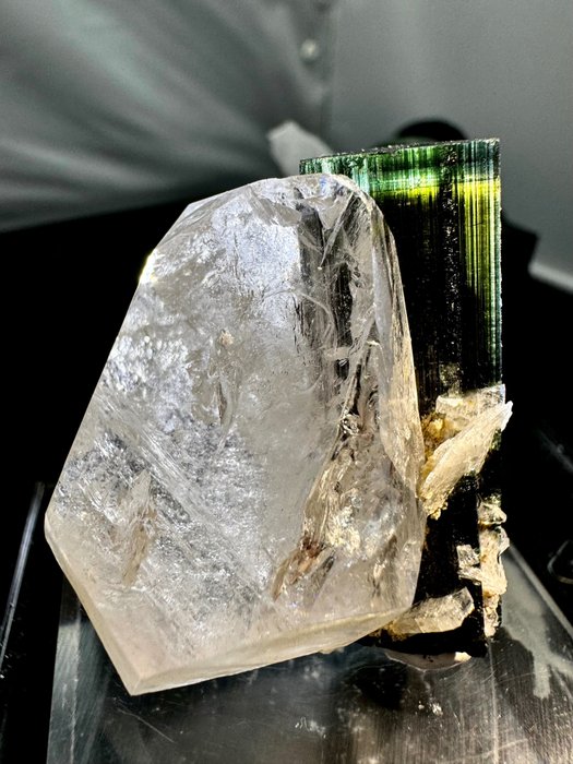 Wunderschöner polychromer Turmalin, gefasst auf einem leuchtenden Quarzkristall Privatsammlung - Höhe: 4 cm - Breite: 3.5 cm- 40 g - (1)