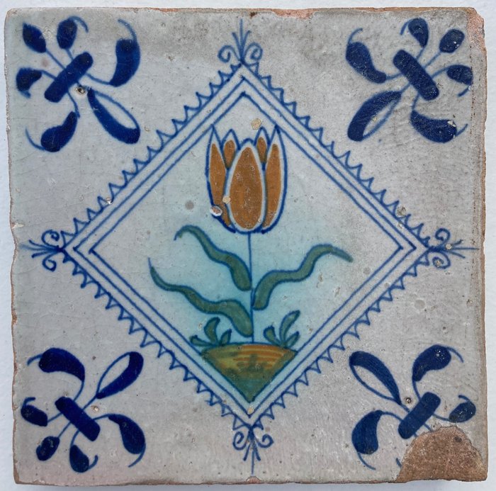 Flise - Delftsblå flise med stor tulipan i frimærkefirkant - 1600-1650 