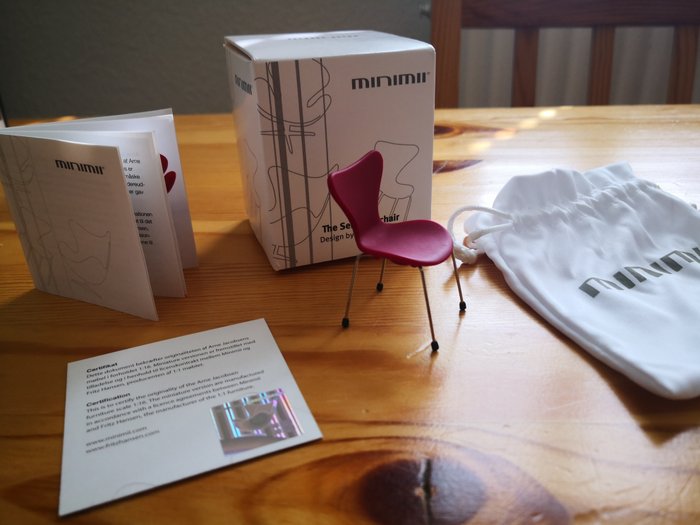 Minimii - Arne Jacobsen - Cadeira - Miniatura - A cadeira da série 7 - Plástico