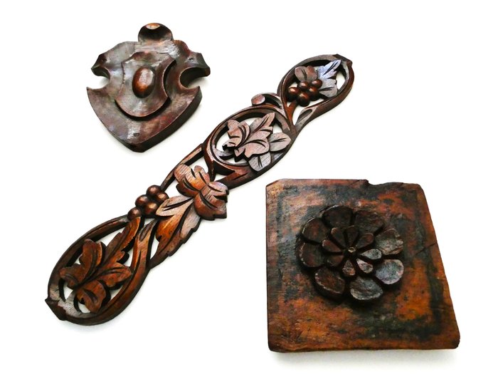 Zierornament (3) - 3 aus Holz geschnitzte Zierornamente - Frankreich 