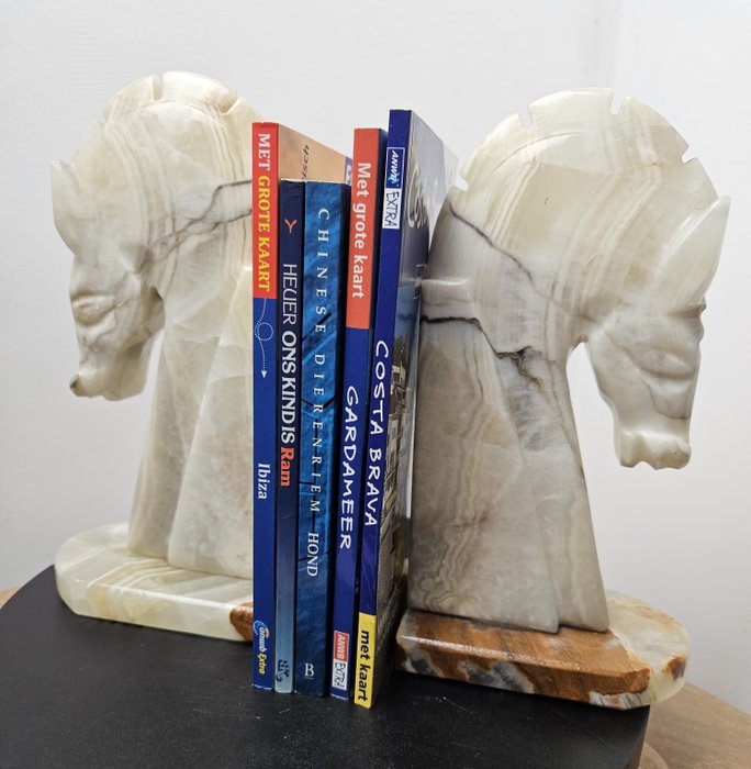 Buchstütze - Zwei Buchstützen aus Marmor in Form eines Pferdekopfes