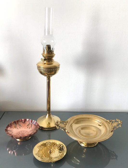 o.a. Kennedy (Loosdrecht) - Lysestake Art Nouveau oljelampe, skål og liten skål (4) - Rødt og gult kobber, messing