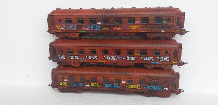 Lima H0轨 - 9042/ 9042/ 9042 - 火车车厢模型 (3) - 普尔曼车厢——看起来完全生锈了，上面布满了“乔怪物”的涂鸦