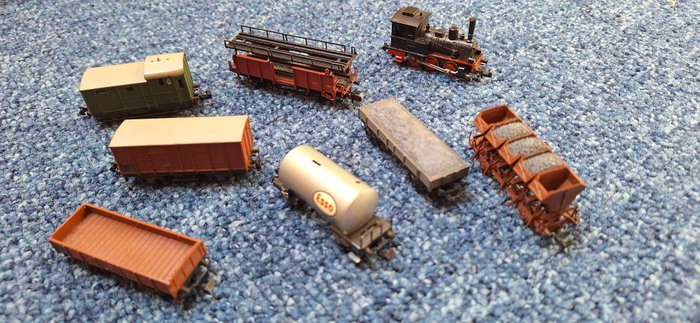 Minitrix N - Train set (1) - steam locomotive with 7 freight wagons - DB