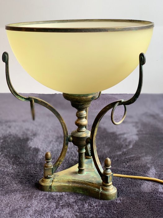 Unbekannt - Dreifuß Tischlampe. (Jugendstil?) - Asztali lámpa - Régi állványos asztali lámpa - Bronz, Fém