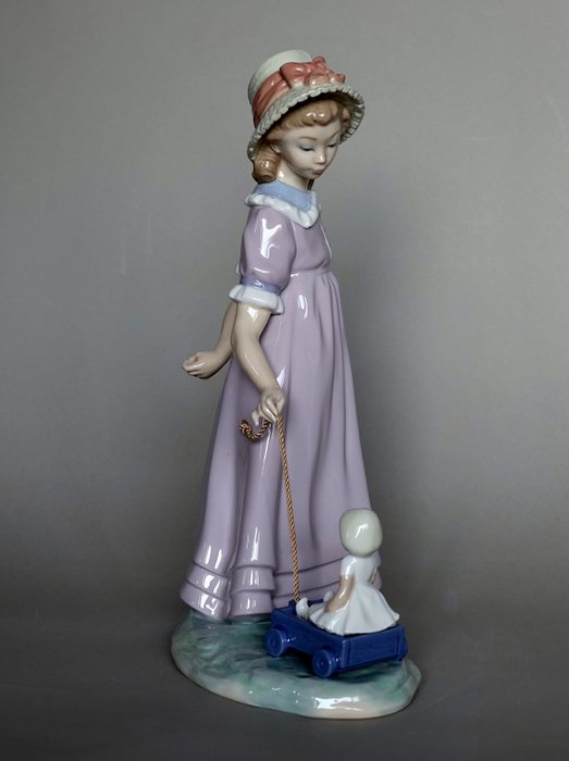 Lladró, 5044 - Vicente Martinez - Statuetă - “Ragazza con bambola”. - Porțelan