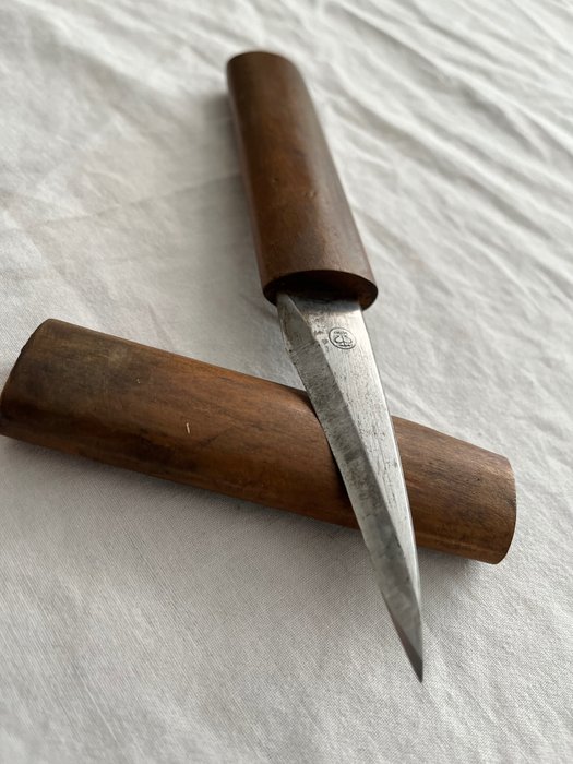 Tantō - Faca pequena assinada antiga, faca afiada plana tanto Madeira com assinatura - madeira e - Japão  (Sem preço de reserva)