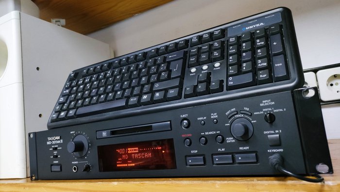 Tascam - MD-301 mkII with Keyboard - MiniDisc Deck