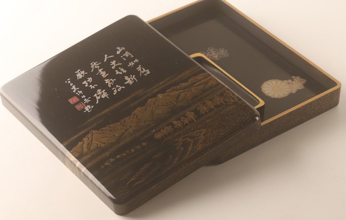 Very fine suzuri-bako with landscape and calligraphy maki-e design - including inscribed tomobako Signed Masanari 正也 - Κουτί - Ασημί, Λάκα, Ξύλο, Χρυσός