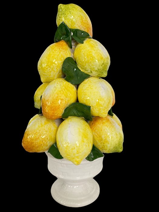 Mittdekoration  - En bordsdel i keramisk medelhavsstil eller topiary som föreställer citroner på en skål