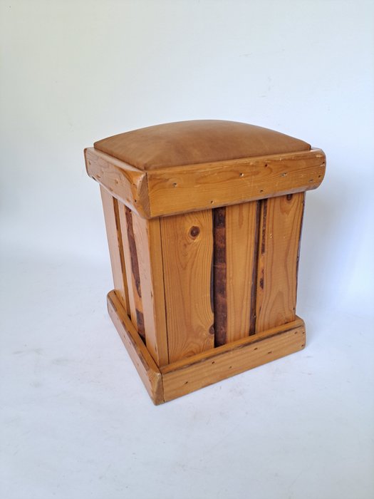 Cofanetto - Uno sgabello brutalista in legno con seduta in pelle