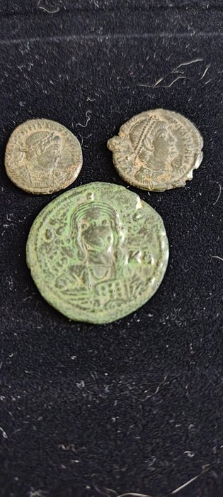 Byzantinisches Reich, Römisches Reich. Lote de 3 Folles Æ siglo IV - XI d.C.  (Ohne Mindestpreis)