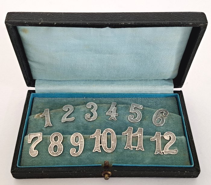 Table service - Silver table numbers, complete in original case, one to twelve - .800 silver