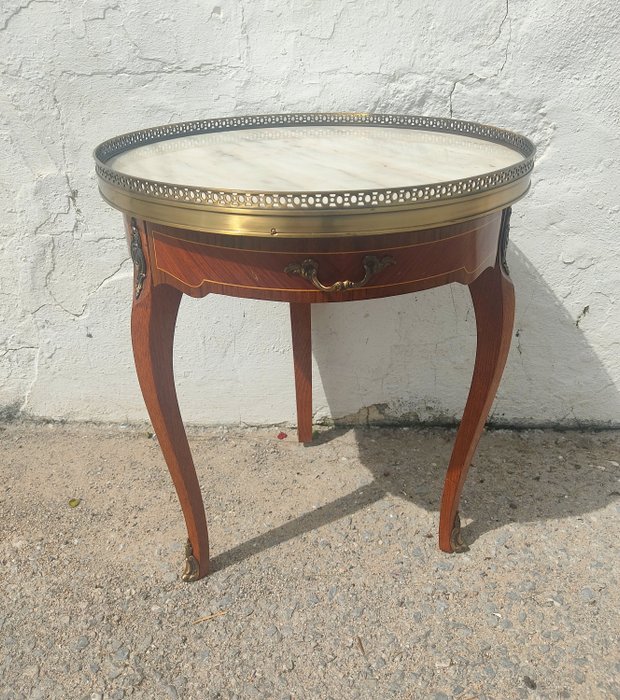 Beistelltisch - Französischer runder Holztisch mit Marmor- und Intarsienplatte. - Bronze, Holz, Marmor
