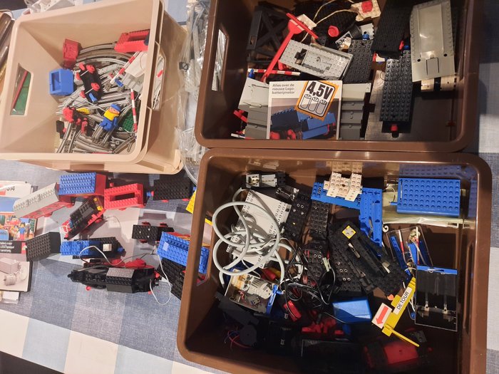Lego - Classic Town - partij lego treinen, wagons en onderdelen meer dan 9 kg.