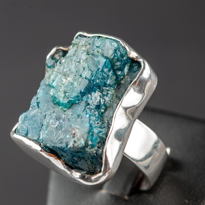 Ring mit großem Edelstein im Rohzustand Natürlicher rauer neonblauer Apatit - Höhe: 32 mm - Breite: 29 mm- 25 g