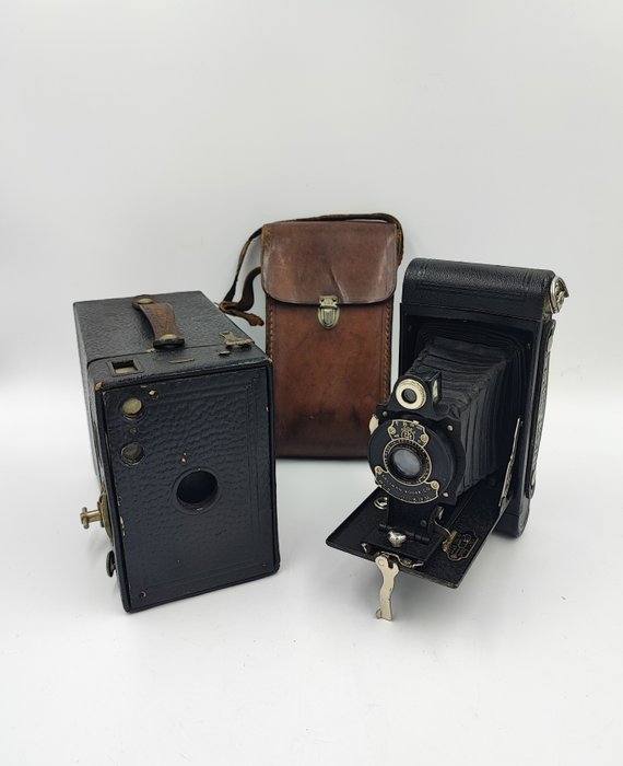 Kodak No. 2 Folding Hawk-Eye Model B + Kodak No. 2A Brownie Model B Analogt kamera